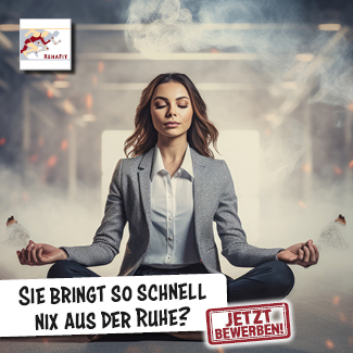 Eine Geschäftsfrau im grauen Blazer sitzt im Schneidersitz in einer rauchigen, chaotisch wirkenden Umgebung und meditiert ruhig mit geschlossenen Augen. Im Vordergrund steht der Text: ‚Sie bringt so schnell nix aus der Ruhe?‘ sowie ein roter Button mit der Aufschrift ‚Jetzt bewerben‘ und das REHA FIT-Logo.