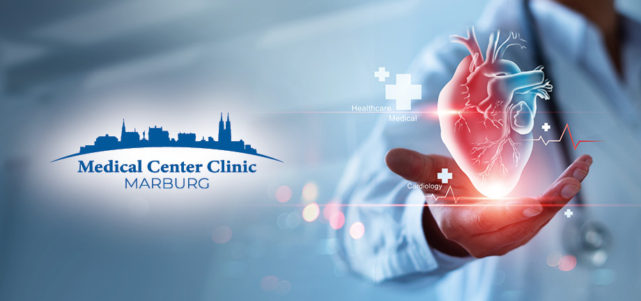 Ärztliche Person in weißem Kittel hält eine leuchtende, stilisierte Darstellung eines menschlichen Herzens; daneben grafische Symbole für Kardiologie sowie das Logo der MCCM (Medical Center Clinic Marburg) mit Stadtsilhouette.