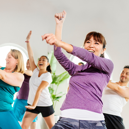 Dance Workout mit verschiedenen Altersgruppen